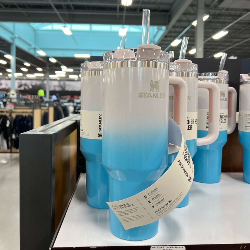 40oz Stanley H2.0 quencher in pool ombré